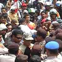 Unjuk Rasa Ricuh, Ratusan Massa Blokir Jalan