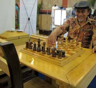 Meja Catur Dari Limbah Kayu Pinus