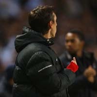 Tevez-Neville Diminta Jaga Sikap