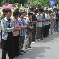 Mahasiswa & Pengayuh Becak Salat Gaib Untuk HM Noer