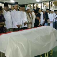 Sebelum Dimakamkan di Madura, Jenazah Disalati di Masjid Al Falah