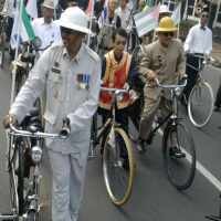 Bendera Peserta KAA Diarak Sepeda Ontel dan Mobil Jeep