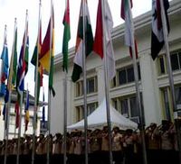 Pramuka Kibarkan Bendera Peserta KAA