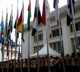 Pramuka Kibarkan Bendera Peserta KAA Pramuka Kibarkan Bendera Peserta KAA