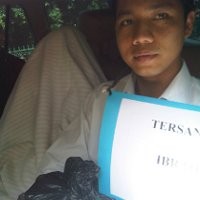 Warga Berebut Tarik Selimut Penutup Wajah Hakim Ibrahim