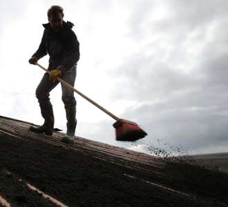 Membersihkan Abu Vulkanik