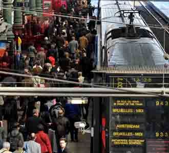 Bandara Lumpuh, KA Diserbu