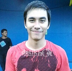 Khawatirkan Aids, Darius Sinathrya Sumbangkan Sepatu Bola