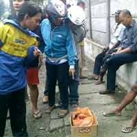 Bayi Laki-laki Terbungkus Kain Merah Dibuang di Selokan 