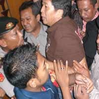 Pedagang Pasar Turi Serbu Rapat Paripurna di DPRD Surabaya 