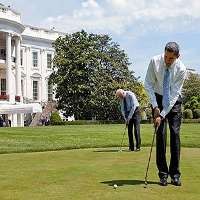 Obama Bermain Golf Usai Batal Hadiri Pemakaman Presiden Polandia