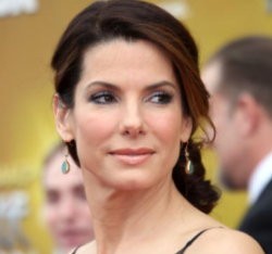 Sandra Bullock Lepas Cincin Kawin