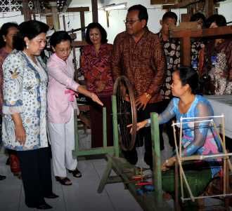 Ibu Ani Kunjungi Pusat Tenun Blahbatu
