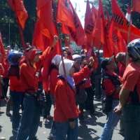 Massa Baju Merah Geruduk Gedung Sate