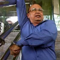  Dukung Bibit-Chandra, Arifin Borgol Tangan di Tangga Gedung KPK