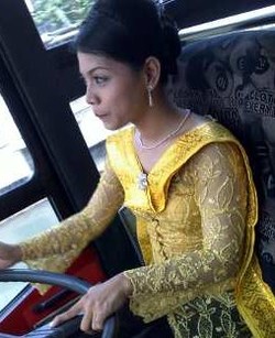 Kartini di Balik Kemudi TransJakarta