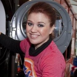 Disponsori Rokok, Konser Kelly Clarkson di Jakarta Tuai Kritik