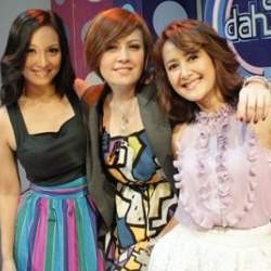 Hamil 8 Bulan, Widi Be3 Menyanyi Dengan High Heels