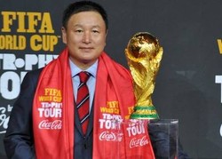 Ketika Huh Sentuh Piala Dunia