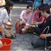 100 Karyawan XL Gelar Parodi dan Berpakaian Adat