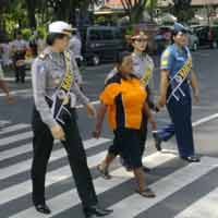 Polwan & KowTNI Berselempang Kartini Kompak Atur Lalin