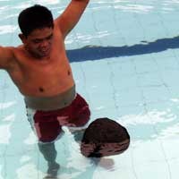 Batu Berbobot 5 Kg Mengapung di Air, Wow!