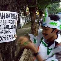 Peringati Hari Bumi, Aktivis Semarang Cabuti Paku di Pohon