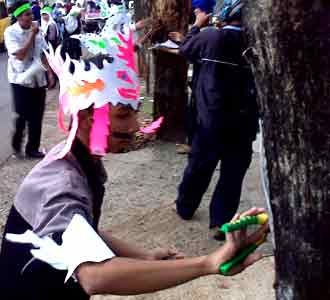 Aktivis Semarang Cabuti Paku di Pohon