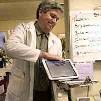 Pekerja Medis Tangani Pasien dengan iPad