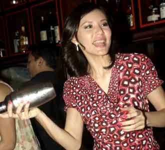Olga Lidya Jadi Bartender