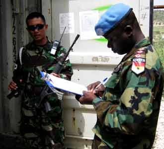 UNIFIL Inspeksi Gudang Munisi Satgas POM TNI