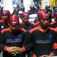 Tuntut Kesejahteraan, Puluhan Buruh Berunjuk Rasa