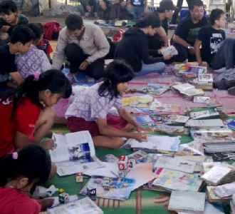 Asyiknya Membaca di Bawah Jalan Layang