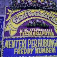 Menhub Freddy Numberi Kirim Bunga Duka untuk Keluarga Teeza