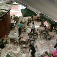 Langit-langit Mulai Diperbaiki, Starbucks Belum Beroperasi