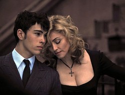 Kampanye Dolce & Gabbana Terbaru: Berondong Baru Madonna