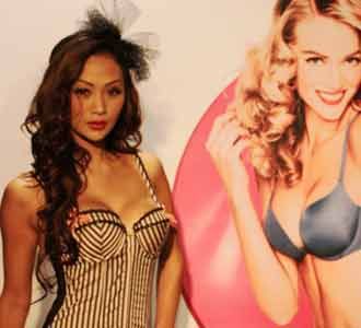  Indah Kalalo Seksi Berlingerie