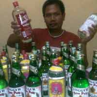 Polisi Sita 138 Botol Miras di Warung Kaki Lima