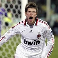 Bidik Huntelaar, MU Siapkan Berbatov?