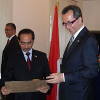 Mantapkan Kerjasama, RI Buka Konsulat Kehormatan