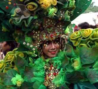 Meriahnya Pawai Budaya di TMII