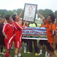 Sepak Bola Persahabatan Ala Polwiltabes Surabaya