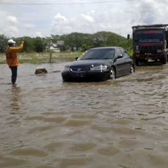 Jalan Raya Porong Bak Sungai