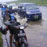 Jalan Raya Porong Makin Parah, Genangan Air Capai 75 Cm
