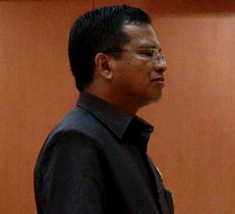 Hakim Beristri Tiga Dipecat