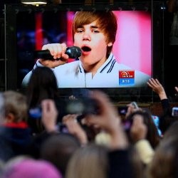 Fans Histeris, Justin Bieber Cuma Boleh Nyanyi Satu Lagu