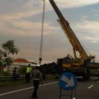 Sopir Ngantuk, Trailer Muat Besi Terguling di Tol Gresik