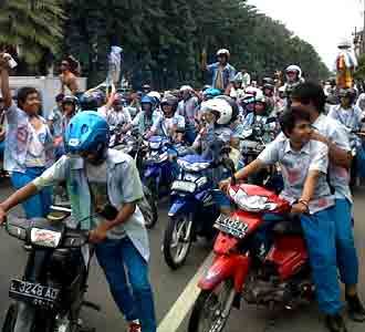 Konvoi Lulusan SMA di Surabaya