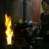 Warga Siring Manfaatkan Gas Liar Sebagai Pengganti Kompor