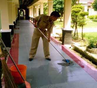 Sarjana Terbaik Jadi Tukang Pel